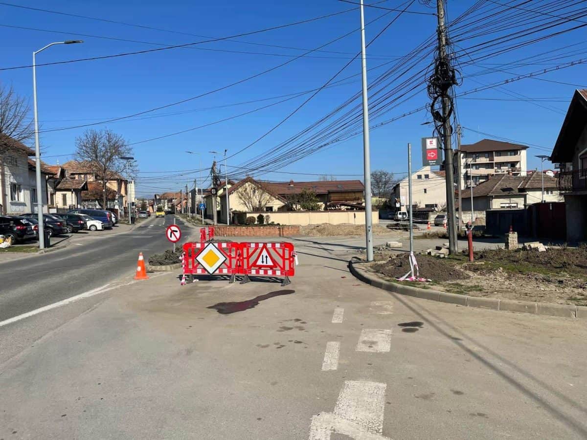 Stradă din Alba Iulia blocată de aproape 5 luni pentru lucrări la rețeaua de apă, fără muncitori pre.