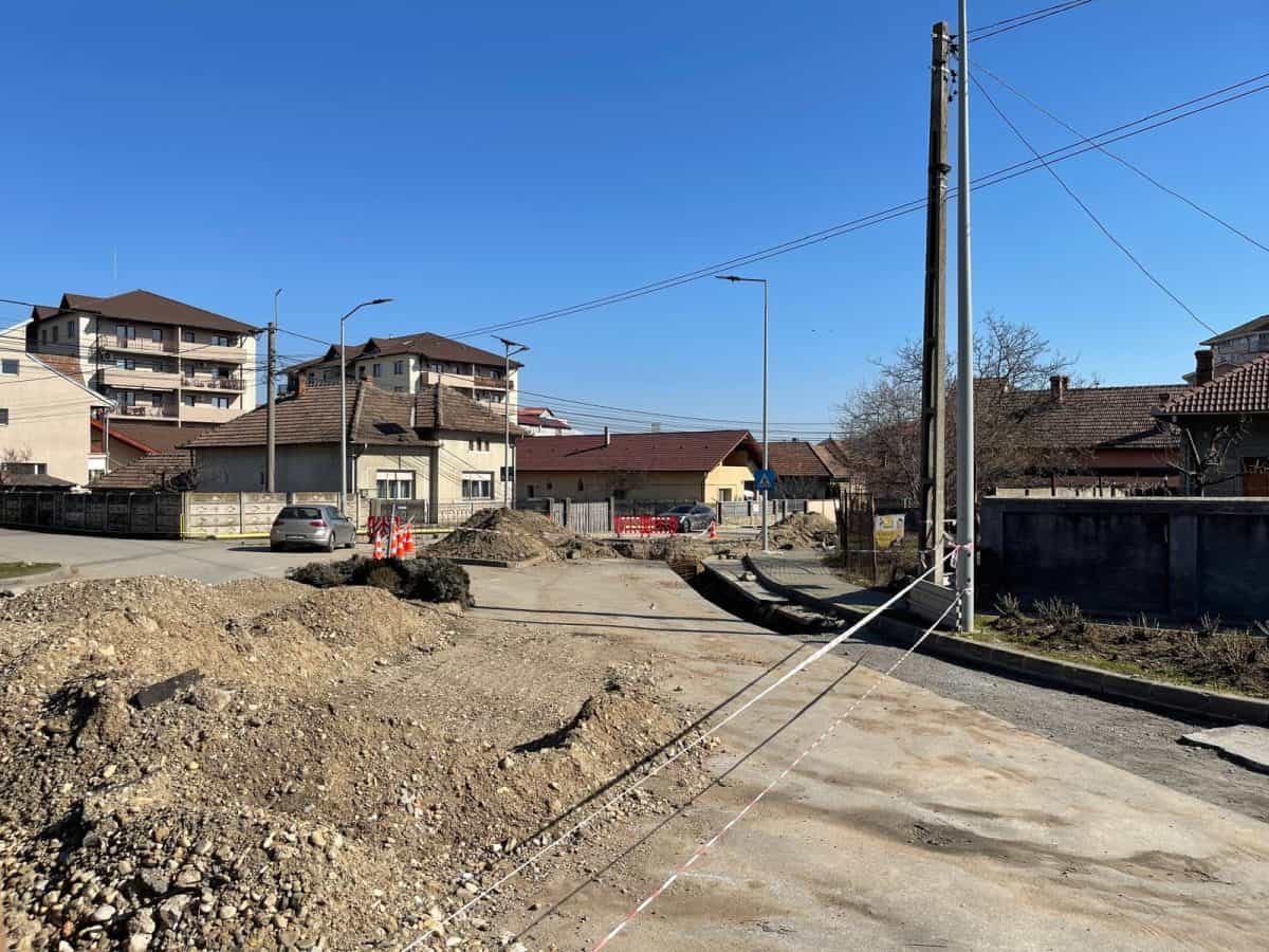 Stradă din Alba Iulia blocată pentru lucrări la rețeaua de apă, fără muncitori prezenți.