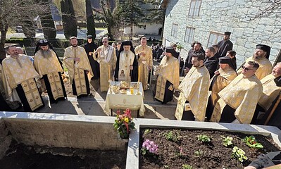 Moastele Sfintei Cuvioase Filotimia, exhumate la Mănăstirea Râmeț, așezate într-o raclă de lemn în c.