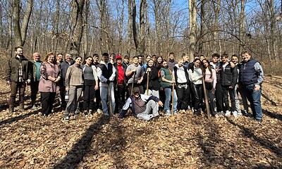 Elevi din Sebeș plantează stejari pentru protejarea mediului în cadrul campaniei Eco Provocarea.