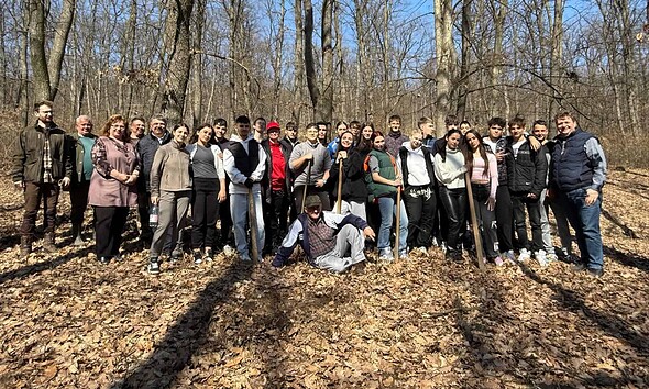 Elevi din Sebeș plantează stejari pentru protejarea mediului în cadrul campaniei Eco Provocarea.