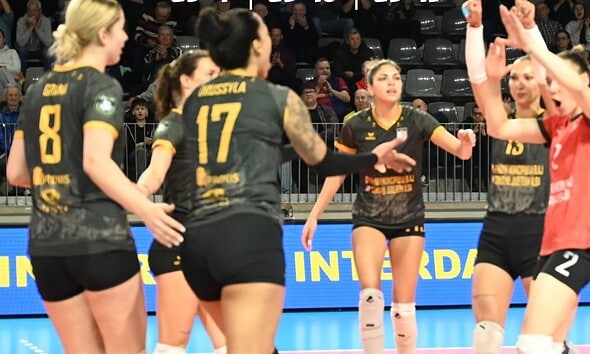 Jucătoare Volei Alba Blaj celebrând victoria în semifinala campionatului național.