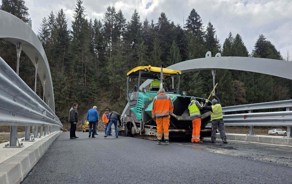 Pod nou peste râul Arieș, în Câmpeni, cu asfalt turnat, lucrări aproape finalizate.
