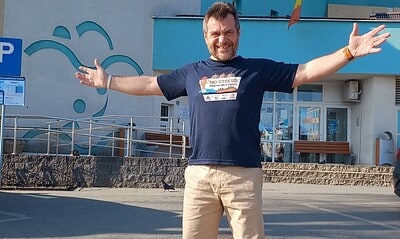 Avram Iancu zâmbește și se bucură în fața bazinului olimpic din Alba Iulia, în drum spre Cluj pentru.