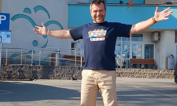 Avram Iancu zâmbește și se bucură în fața bazinului olimpic din Alba Iulia, în drum spre Cluj pentru.