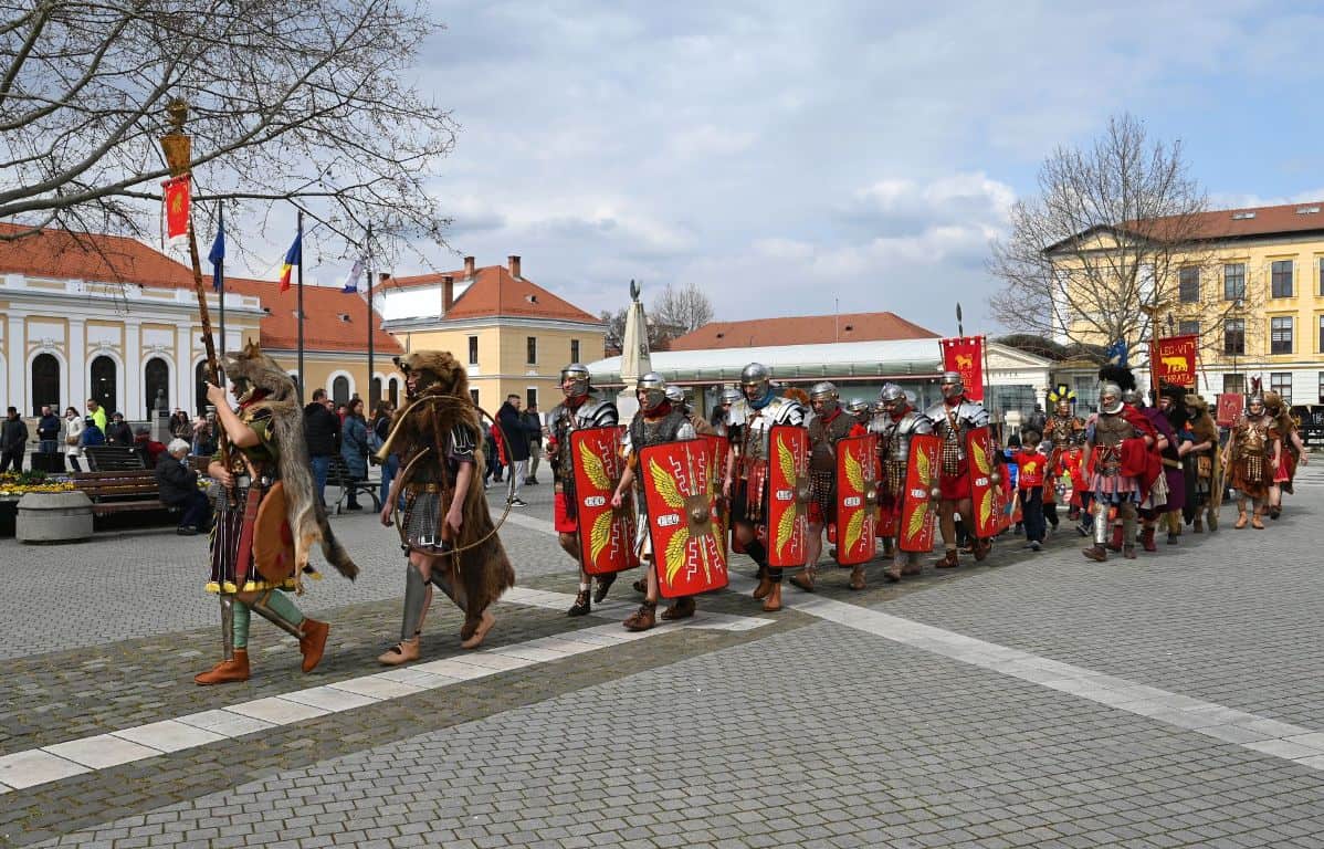 Ritual de purificare a instrumentelor muzicale române în cadrul unui eveniment istoric la Alba Iulia.