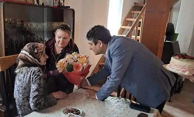 Ravenca Leahu din Alba Iulia primește vizita primarului Gabriel Pleșa de ziua ei de naștere.