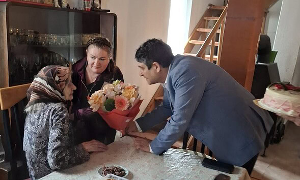 Ravenca Leahu din Alba Iulia primește vizita primarului Gabriel Pleșa de ziua ei de naștere.