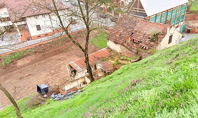 Tomberon plin cu deșeuri aruncat de pe zidurile fortificației Alba Carolina.