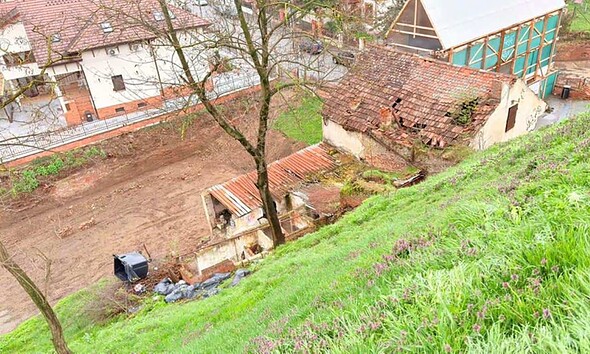 Tomberon plin cu deșeuri aruncat de pe zidurile fortificației Alba Carolina.