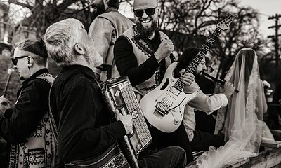 Banda CA din Alba Iulia interpretează rock reinterpretat la un eveniment în aer liber.