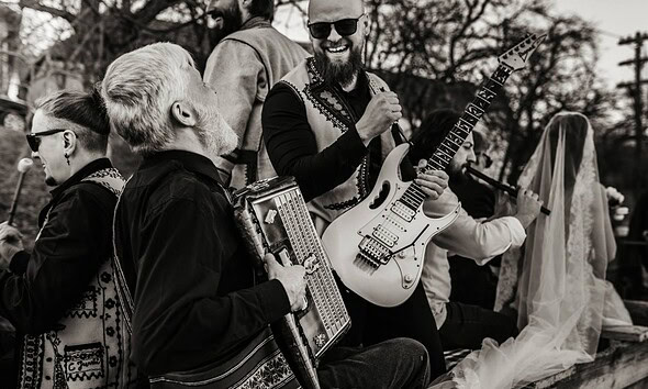 Banda CA din Alba Iulia interpretează rock reinterpretat la un eveniment în aer liber.