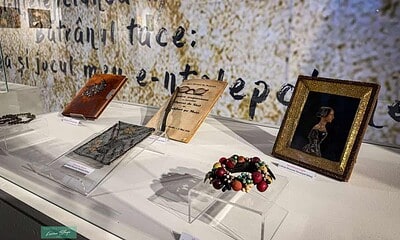 Podoabe feminine expuse la expoziție la Centrul Cultural „Lucian Blaga” din Sebeș, evidențiind frumu.