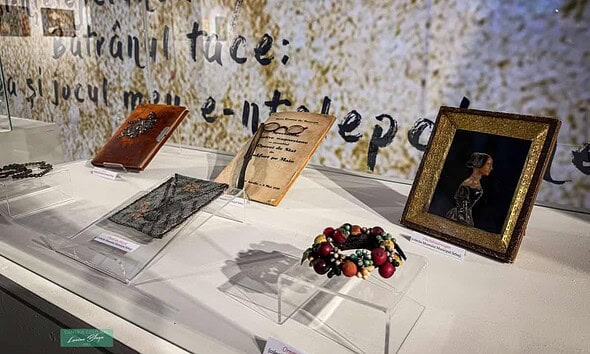 Podoabe feminine expuse la expoziție la Centrul Cultural „Lucian Blaga” din Sebeș, evidențiind frumu.