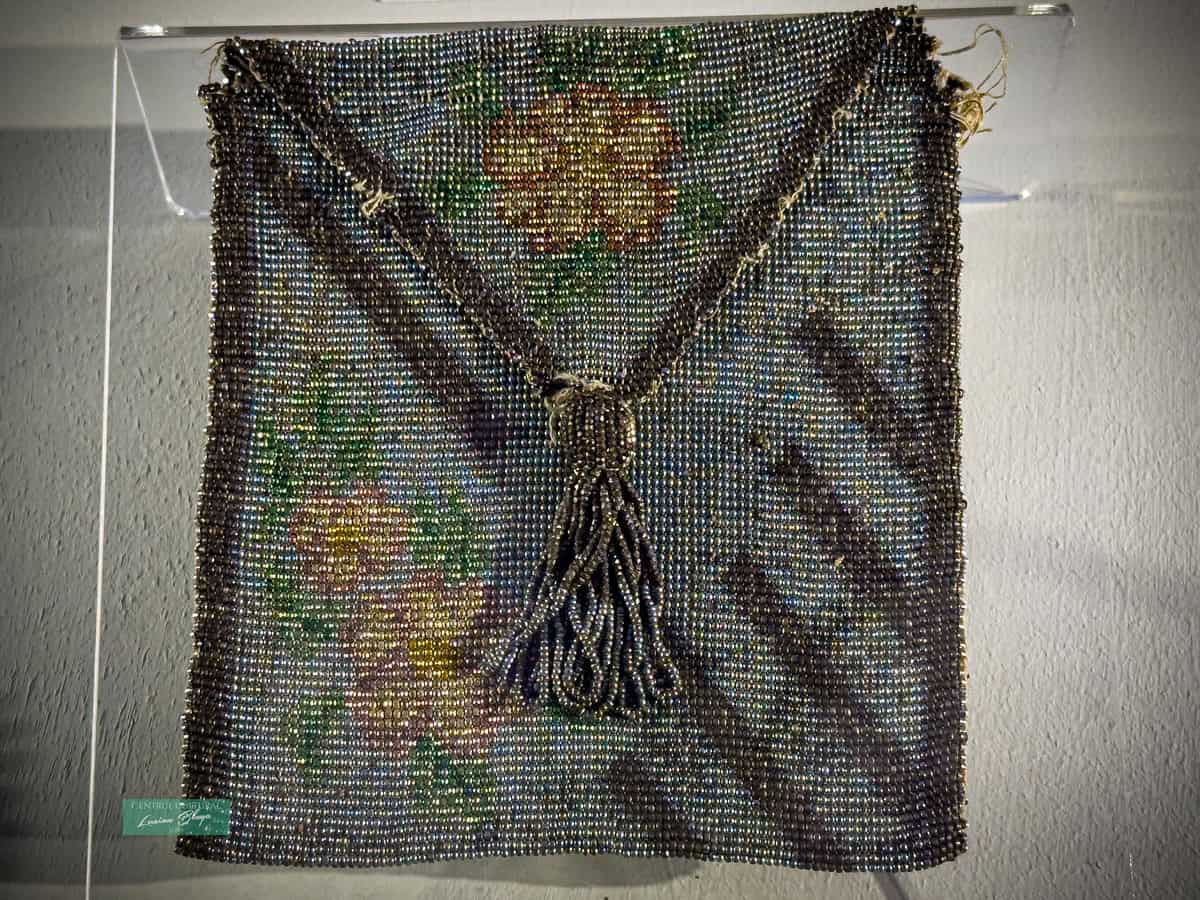 Podoabă feminină din mărgele, expusă la Centrul Cultural „Lucian Blaga” din Sebeș.