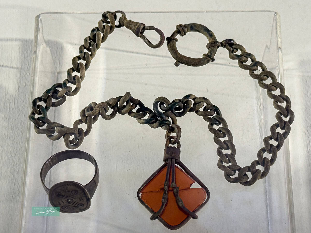 Podobați feminine din expoziție la Centrul Cultural „Lucian Blaga” Sebeș.