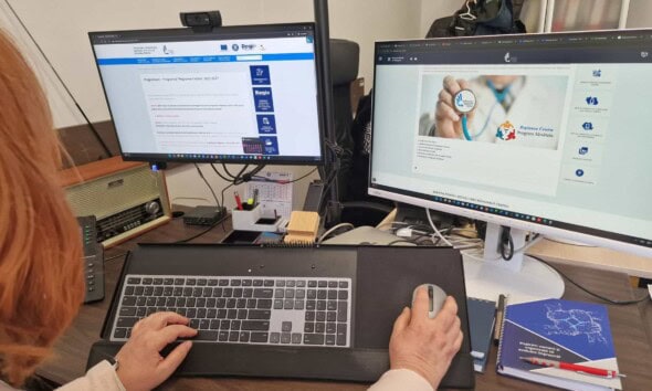 Persoană folosind computere pentru servicii publice digitale în Blaj.