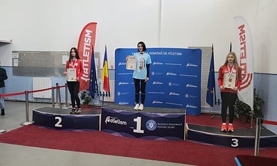 Larisa Ardean pe podiumul de premiere cu medalia de aur la Campionatul Național de Sală U20 în proba.
