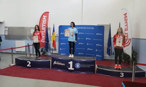 Larisa Ardean pe podiumul de premiere cu medalia de aur la Campionatul Național de Sală U20 în proba.