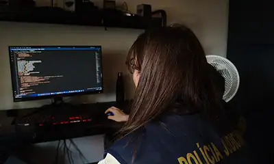 Tânără hacker în acțiune, cercetată pentru activități ilegale online.