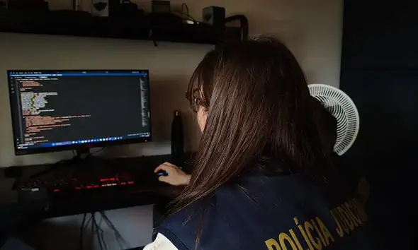 Tânără hacker în acțiune, cercetată pentru activități ilegale online.