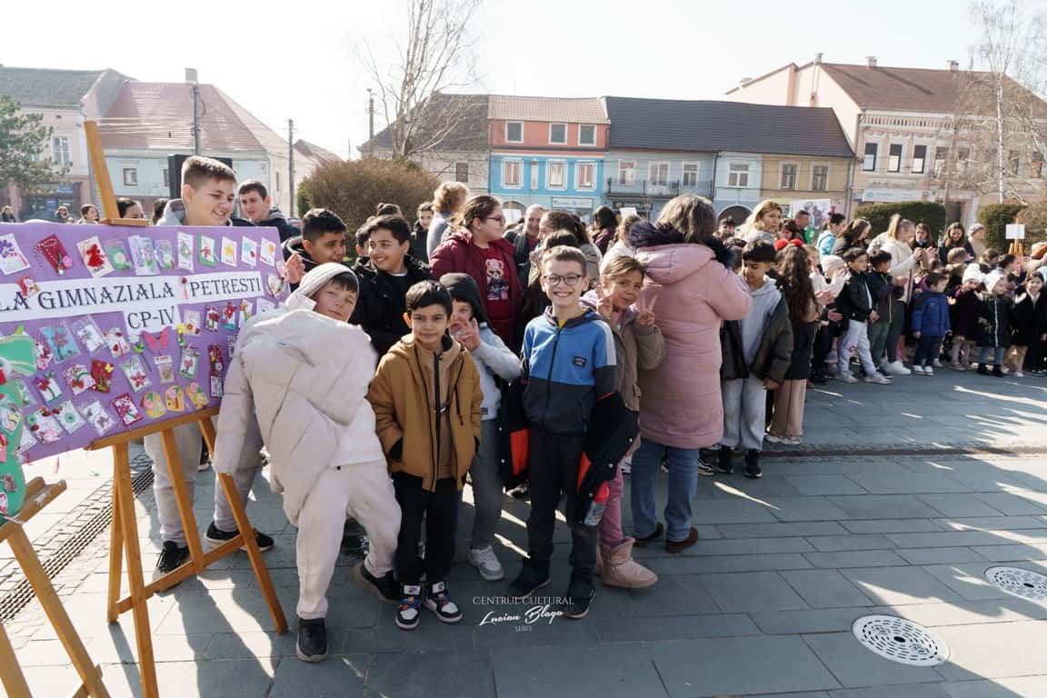 Copii la Târgul Mărțișorului din Sebeș, ediția a IX-a, eveniment pentru copii.