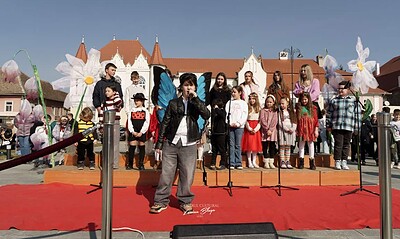 Participanți la Târgul Mărțișorului din Sebeș, cu peste 500 de copii, în fața unui castel de poveste.