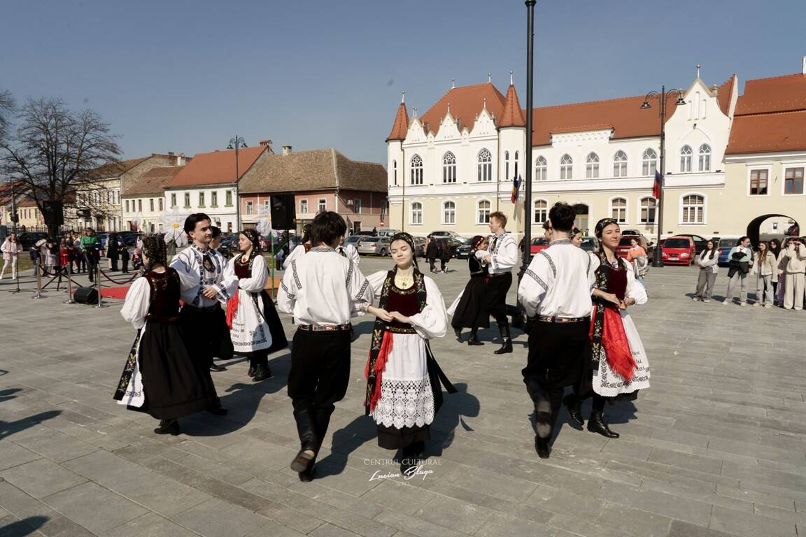 Participanți în costume tradiționale la Târgul Mărțișorului din Sebeș, ediția a IX-a, cu peste 500 d.