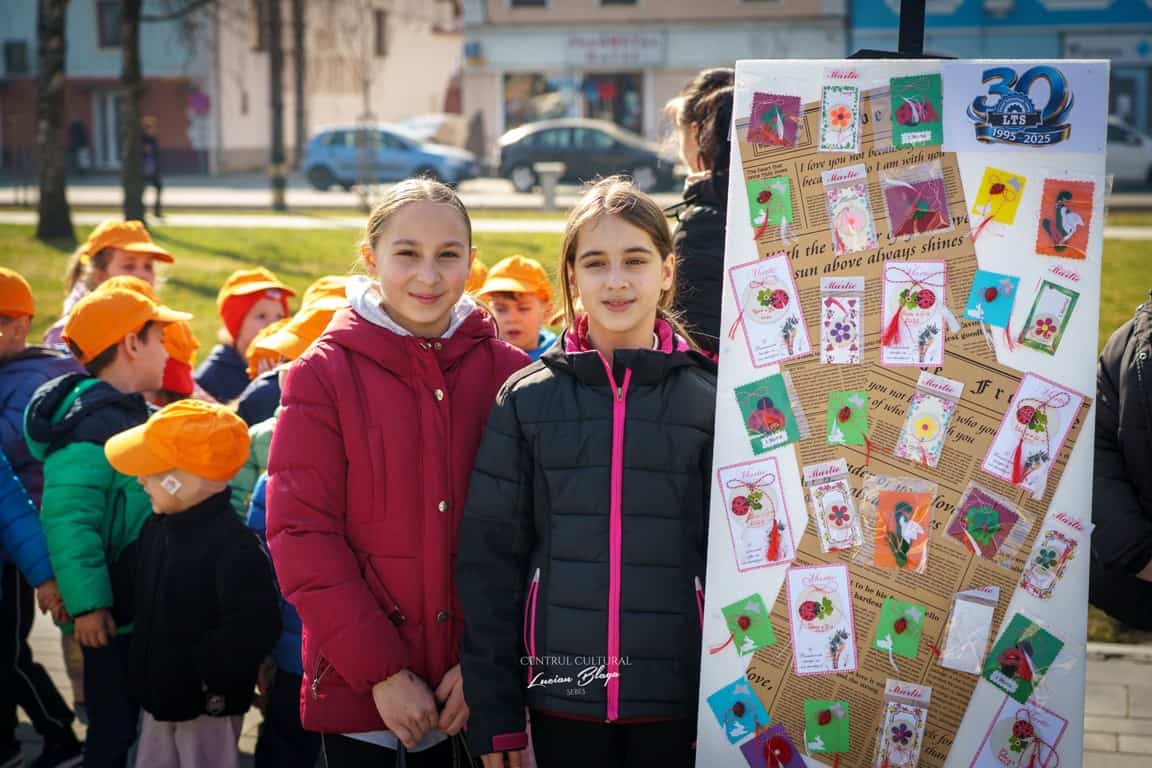 Copii participând la Târgul Mărțișorului din Sebeș, ediția a IX-a, cu mărțișoare colorate și tradiți.
