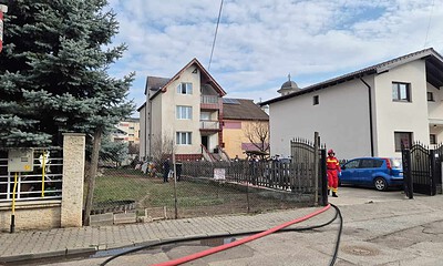 Imagine cu un incendiu la o locuință din Alba Iulia, pe strada Liviu Rebreanu, cu pompieri interveni.