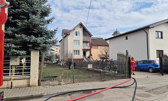 Imagine cu un incendiu la o locuință din Alba Iulia, pe strada Liviu Rebreanu, cu pompieri interveni.