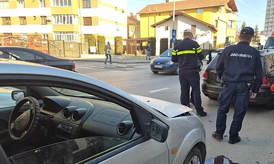 Accident rutier cu două mașini implicate pe strada Cloșca din Alba Iulia. Două tinere au fost rănite.