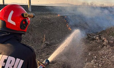 Incendiu de vegetație uscată la ieșirea din Aiud spre Ciumbrud.