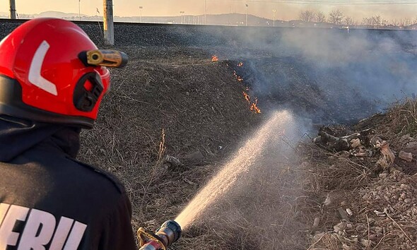Incendiu de vegetație uscată la ieșirea din Aiud spre Ciumbrud.