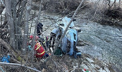 Autoturism răsturnat în râu după accident în comuna Avram Iancu.