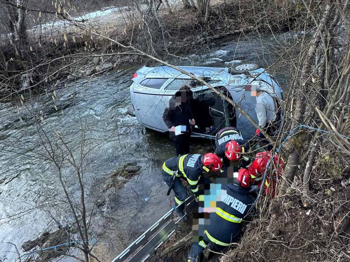 Accident în comuna Avram Iancu, o femeie a fost rănită după ce mașina a plonjat în râu.