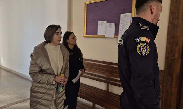 Adriana Viliginschi, prezentă la Curtea de Apel Alba, însoțită de avocat, în contextul declarațiilor.