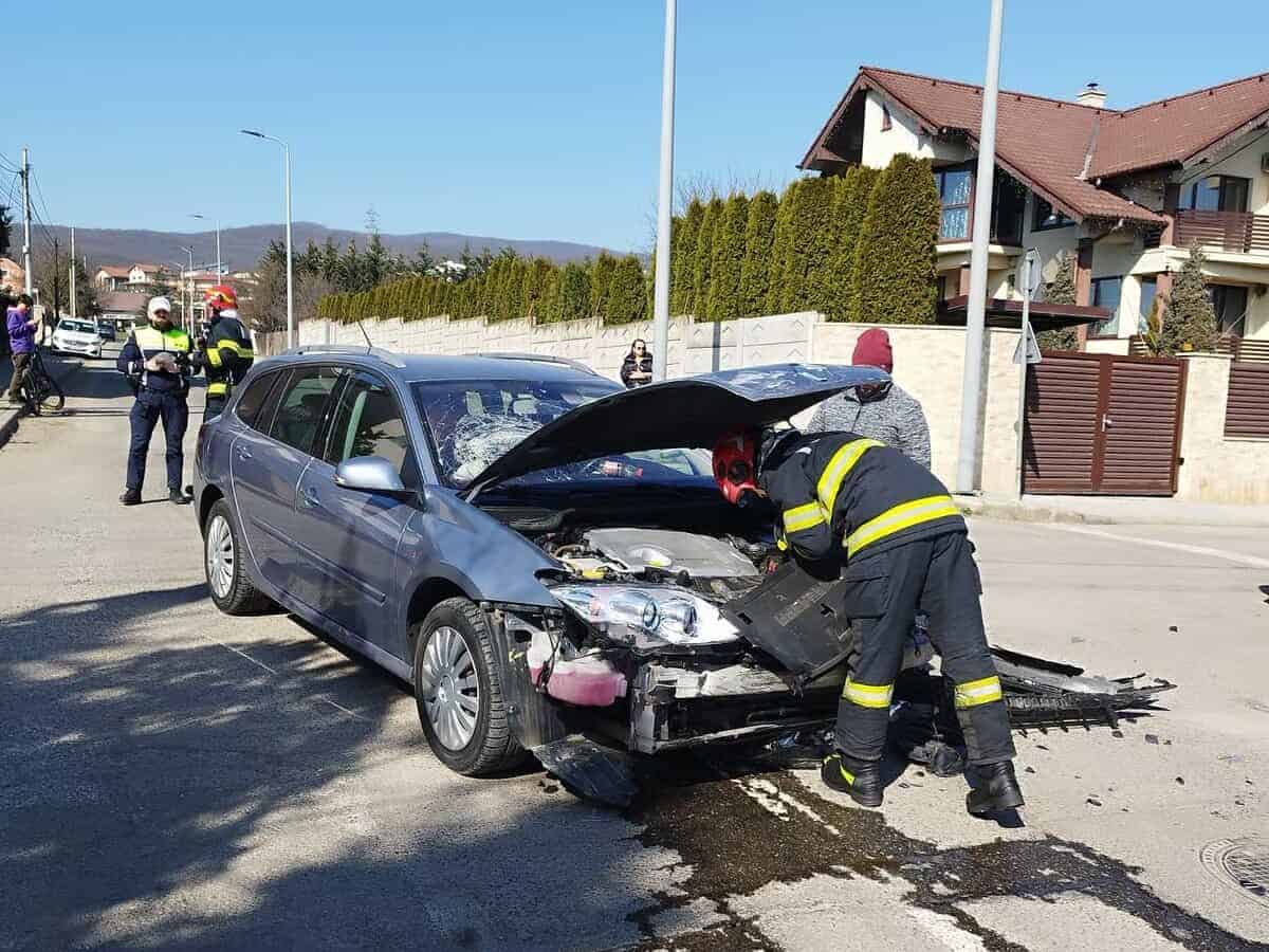 Accident rutier în Alba Iulia cu mașina răsturnată după impact cu alt autoturism.