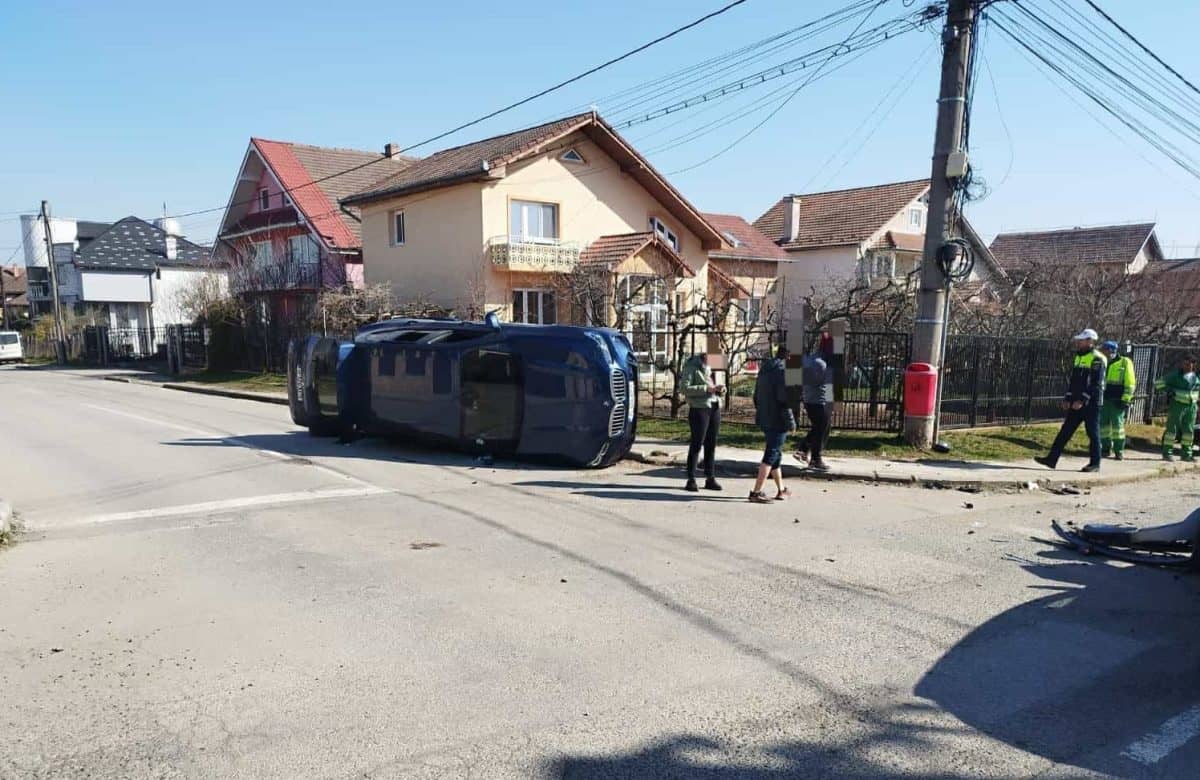 Mașină răsturnată pe strada Vasile Goldiș după impact cu alt autoturism.
