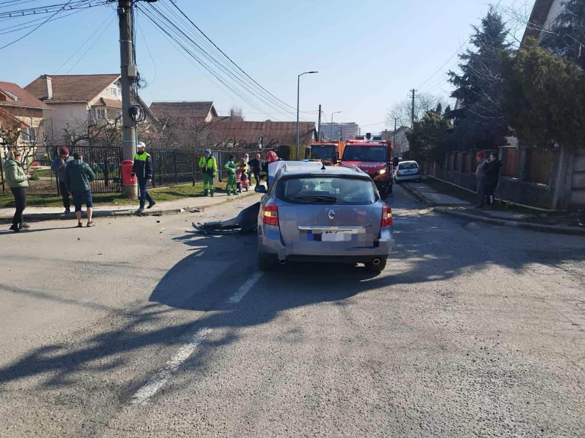 Mașină răsturnată după impact cu alt autoturism în Alba Iulia.