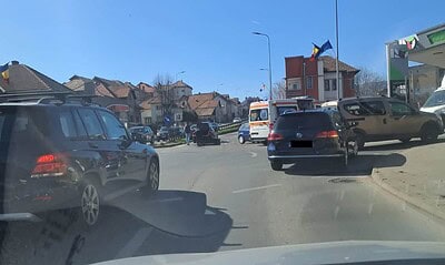 Accident rutier cu două mașini implicate pe strada Calea Moților din Alba Iulia. Traficul este bloca.