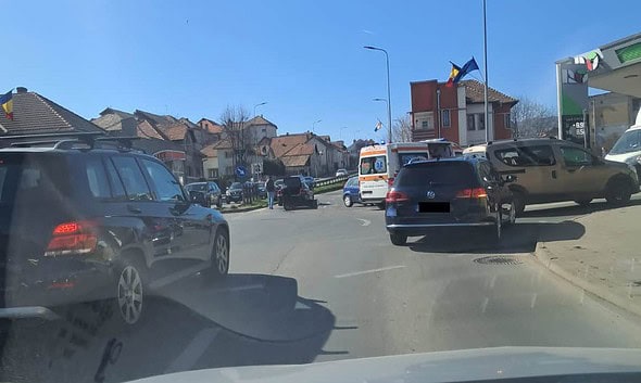 Accident rutier cu două mașini implicate pe strada Calea Moților din Alba Iulia. Traficul este bloca.