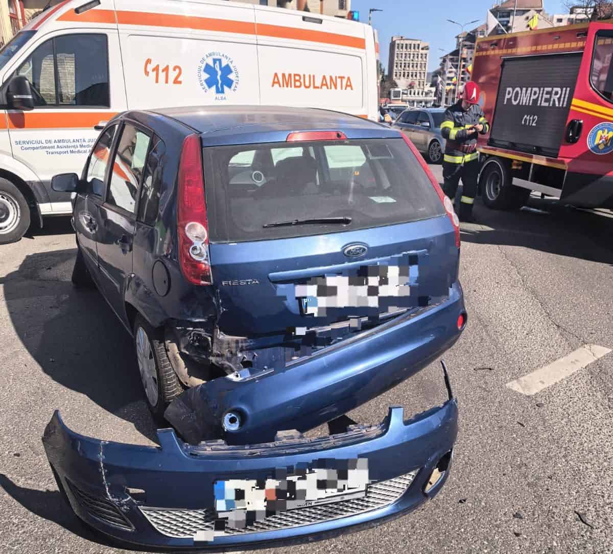 Accident auto pe strada Calea Moților din Alba Iulia, două mașini avariate și intervenție de urgență.