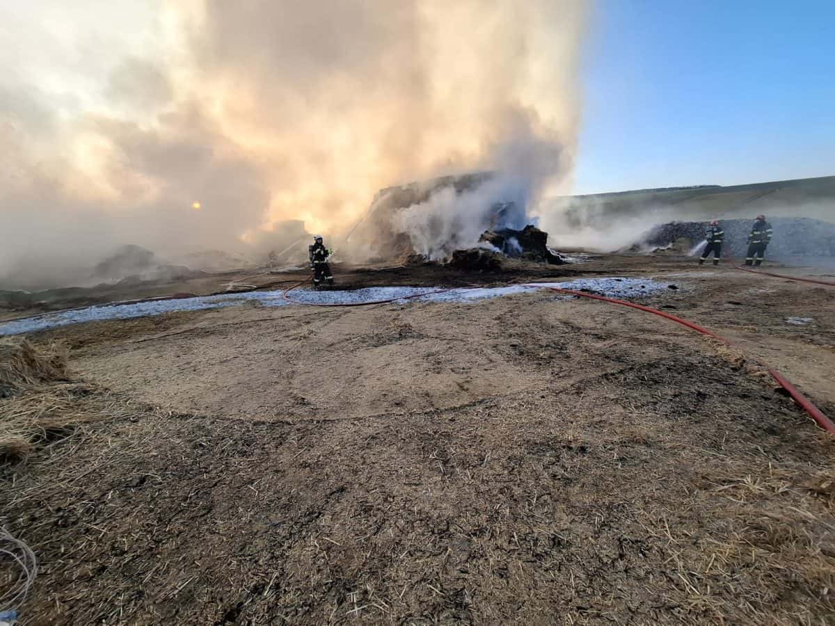 Foc intens la Gârbova, cuprins 300 de baloți de paie, intervenție rapidă a pompierilor din Alba și S.