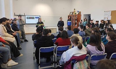 Polițiști discuta cu elevi despre bullying și pericole online în școli.