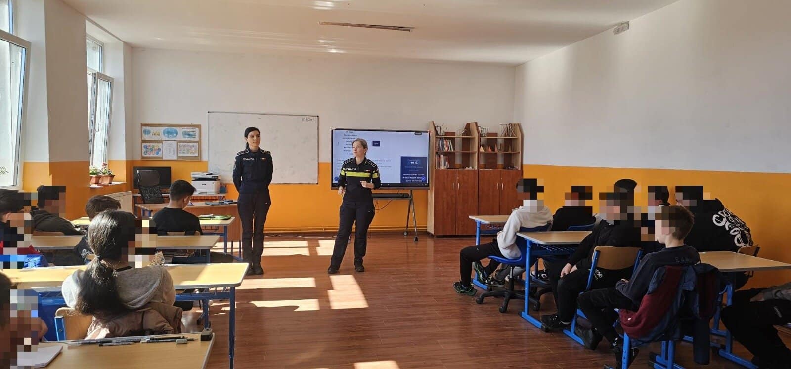 Polițiști discuție cu elevi despre bullying și pericole online.