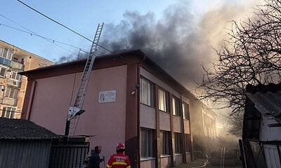Incendiu puternic la centru de plasament din Aiud, cu fum gros și intervenție rapidă a pompierilor.