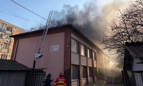 Incendiu puternic la centru de plasament din Aiud, cu fum gros și intervenție rapidă a pompierilor.