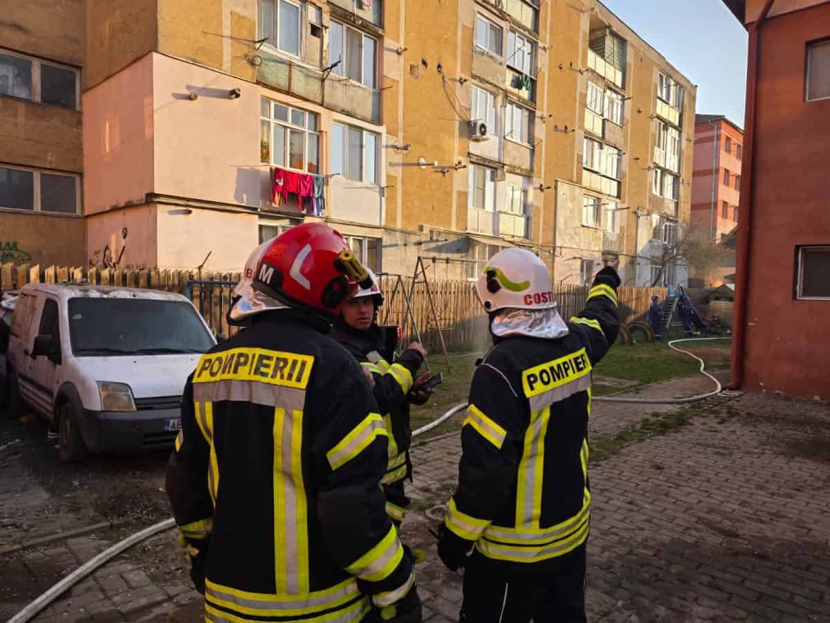 Pompieri intervin cu autospeciale pentru stingerea incendiului la centru de plasament din Aiud.