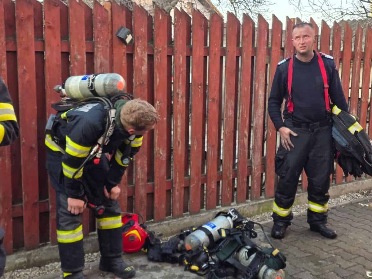 Incendiu puternic la centru de plasament din Aiud, pompierii intervin cu autospeciale.